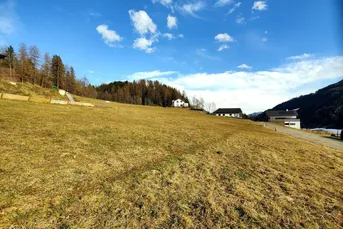 Leistbarer Wohn-Baugrund mit Fernblick. - Ruhige Lage nahe dem Zentrum. - Infrastruktur fußläufig erreichbar.