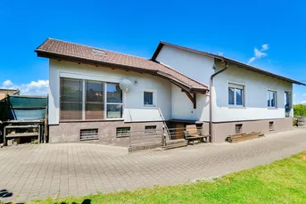 Familienfreundliches Haus mit großem Garten, Ausbaupotenzial, Wintergarten, Kamin und viel Platz zur Entfaltung.