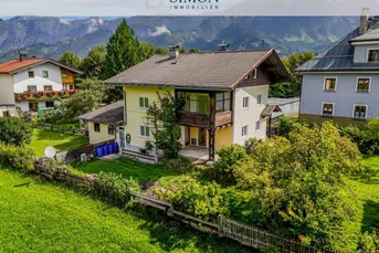 Einfamilienhaus mit Blick ins angrenzende Grünland und auf die Berge – zentrale Lage in Saalfelden