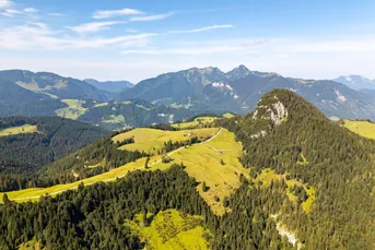 Almfläche mit Panoramablick im Pinzgau