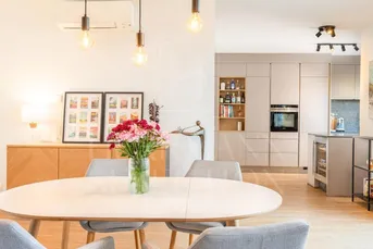 Moderne, vollklimatisierte Dachgeschosswohnung mit weitläufiger Terrasse inkl. TG-Stellplatz