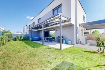 STILVOLLE DOPPELHAUSHÄLFTE MIT GARTEN IN STRASSHOF