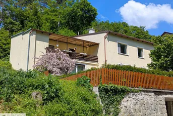 Großes 3-Parteienhaus mit 2 Terrassen und 7 Zimmer