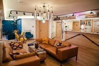 ROOMIE ALPS Exklusives Hostel mit 7 Zimmern in der Kitzbüheler Altstadt im Paket 