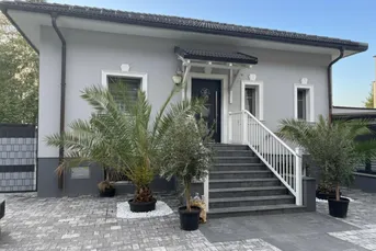 Exklusiver Bungalow mit Swimmingpool &amp; ausgebautem Wohnkeller in Kapellerfeld
