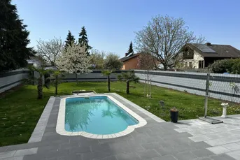 Exklusiver Bungalow mit Swimmingpool &amp; ausgebautem Wohnkeller in Kapellerfeld