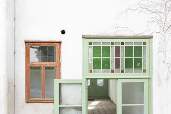 Charmanter Altbau – unsaniert, mit riesigem Balkon ins Grüne