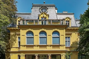 Exklusive Dachgeschoss-Maisonette in historischer Villa | Absolute Privatsphäre &amp; traumhafter Grünblick