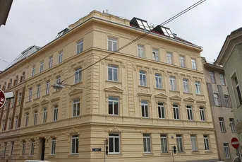 Provisionsfreie 2-Zimmer Wohnung in wunderschönem Altbau mit Aufzug und Einbauküche