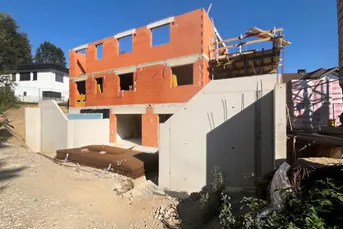 HAUS IM HAUS: 5-Zimmer-Maisonette mit eigenem Privatgarten — Erstbezug in Elixhausen