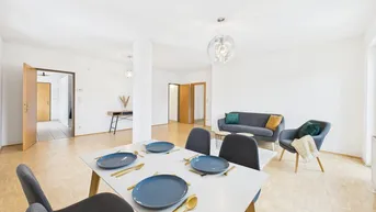 Gemütlicher Essbereich im offenen Wohnzimmer mit modernem Esstisch und Stühlen.