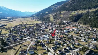 Weitläufige Luftaufnahme der Siedlung in einer Berglandschaft mit Blick auf die Umgebung.