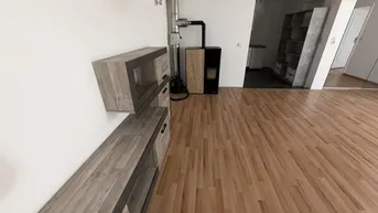 Wohnzimmer mit Laminatboden, modernem Holzofen und stilvollen Wandmöbeln in Holzoptik.