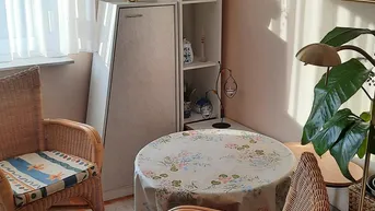 Expose Vermieterin bietet einer weiblichen Person ein Einbettzimmer in einer WG an