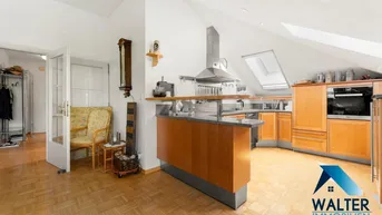 Offene Küche mit Holzschränken, Frühstücksbar und Dachfenster, verbunden mit dem Eingangsbereich.