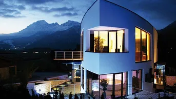 Expose EINZIGARTIGE HIGH-TECH VILLA MIT LUXURIÖSEM INVENTAR