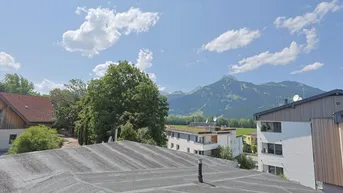 Panoramablick auf die umliegende Berglandschaft und Dächer von der Immobilie aus, sehr malerisch.