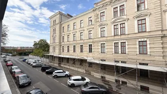 Balkon mit weitem Blick über die Straße und die umliegenden Gebäude der Stadt.
