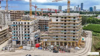 Expose *Absolutes Unikat* Provisionsfreie 5-Zimmer Dachgeschosswohnung mit über 160 qm Freifläche unweit des Donauzentrums!