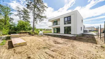 Expose ERSTBEZUG - Modernes Einfamilienhaus mit 148 m² Wohnfläche, Balkon, Terrasse &amp; 2 PKW-Stellplätzen in Strasshof – belagsfertig!