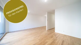 Heller, leerer Raum mit modernem Parkettboden und großen Fenstern, ideal für einen Wohnbereich.