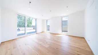 Helles, leeres Zimmer mit großen Fenstern und Holzboden, bereit zur individuellen Gestaltung.