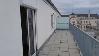 Expose Helle Dachgeschoßwohnung mit großer Terrasse sucht neuen Mieter