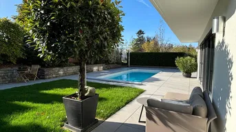 Expose Modernisiertes Haus in Top-Zustand mit Seesicht, Pool, stilvoll gestaltetem Garten und Wellness-Sauna im Badezimmer