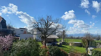 Expose Modernisiertes Haus in Top-Zustand mit Seesicht, Pool, stilvoll gestaltetem Garten und Wellness-Sauna im Badezimmer