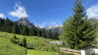 Expose Lech am Arlberg: Grundstück mit großem Zweifamilienhaus zu kaufen