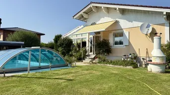 Expose Einfamilienhaus - "First Row" mit Pool und Wintergarten