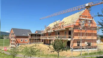 Expose Familienwohntraum MAISONETTE mit großem Eckgarten! Wohnen auf 2 Etagen, dass sich wie ein kleines Häuschen anfüllt.