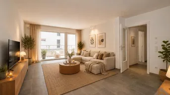 Helles Wohnzimmer mit modernem Sofa, Fliesenboden und Zugang zu einem Balkon oder einer Terrasse.
