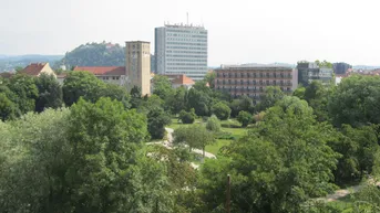 Expose TOP-PREIS ! SONNIGE 3-ZIMMER-ETW MIT LOGGIA UND BLICK AUF DEN SCHLOSSBERG - ANGRENZEND AN DEN OEVERSEEPARK