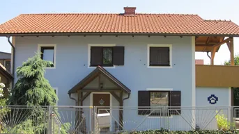 Expose CHARMANTES EIN-/ZWEIFAMILIENHAUS MIT DOPPELCARPORT IN SONNIGER LAGE 
