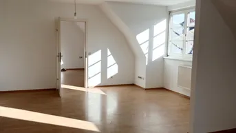 Expose Provisionsfrei - Dachgeschosswohnung in zentraler Lage