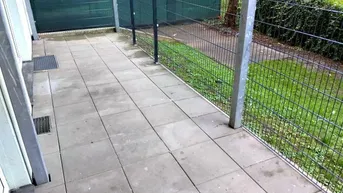 Expose Erstbezug: Ruhiger 3 ZIMMER-Altbau, große Terrasse 19m², neue Einbauküche, neues Bad mit Dusche / WC