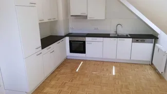 Expose 2 ZIMMER-NEUBAU, sonniger West-Balkon, extra Wohnküche möbliert, Bad mit Wanne, extra WC, Lift, TG!