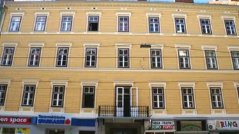Expose 3 ZIMMER-Altbau, ruhiger Süd-Balkon, Einbauküche, Bad mit Dusche / Fenster, extra WC, nähe Kunsthaus