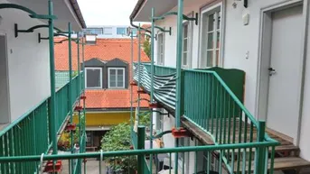 Expose Ruhiger 2 ZIMMER-Altbau + großer Süd-Balkon 11m² + neuwertige Einbauküche + beim Kunsthaus!