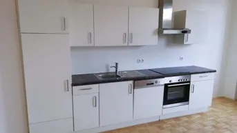 Expose Gösting: 3 ZIMMER-Wohnung + neuwertige Einbauküche + Bad mit Wanne + extra WC + Lift + TG-Platz!