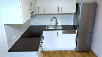 Expose Erstbezug: Sanierter 2 ZIMMER-Altbau, ruhiger Balkon, extra Küche neu möbliert, neue Sanitäranlagen!