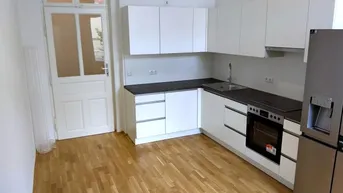 Expose Erstbezug: Sanierter 5 ZIMMER-Altbau, ruhiger Balkon, extra Küche neu möbliert, neue Sanitäranlagen!