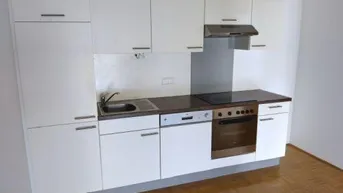 Expose Ruhiger 2 ZIMMER-NEUBAU + großer Balkon 11m² + Einbauküche + großes Bad mit Wanne / WC + Lift!