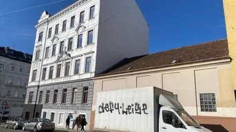 Expose NÄHE TECHNISCHES MUSEUM. Rarität. Schönes Zinshaus mit guten Mietzinseinnahmen, Dachboden &amp; Baulücke zum Ausbau.
