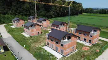 Expose Extrem Förderung 1,5% Fixzins / 20 J. Doppelhaus 128 m² zum Selbstausbau 1A Lage Zeisigweg / Attnang-Puchheim