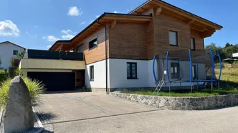 Expose Hochwertiges Scandinavian Blockhaus mit überdachter XXL-Sonnenterrasse, großzügigen Eigengarten, Doppelgarage und Carport in Bad Schallerbach