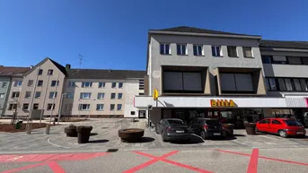 Expose Schnäppchenpreis! Sanierungsbedürftige Wohnung mit XXL-Dachterrasse im Zentrum von Attnang-Puchheim