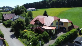 Expose Traumhaus mit 2 XL Terrassen, idyllischem Garten, Biotop, Einliegerwohnung, Doppelgarage Carport nur ca. 5 km zum Attersee in St. Georgen im Attergau