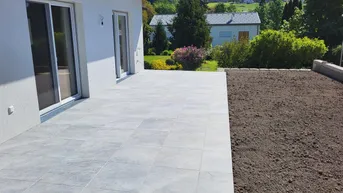 Expose SOFORT VERFÜGBAR! Neubau Bungalow mit XL-Terrasse, Erstbezug, Photovoltaikanlage &amp; Doppelcarport in Ampflwang am Hausruck